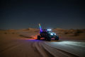 UTV en desierto con whip encendida de noche
